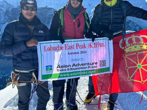 Lobuche peak summit