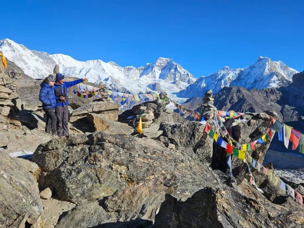 Everest Renjo La to Gokyo Trek