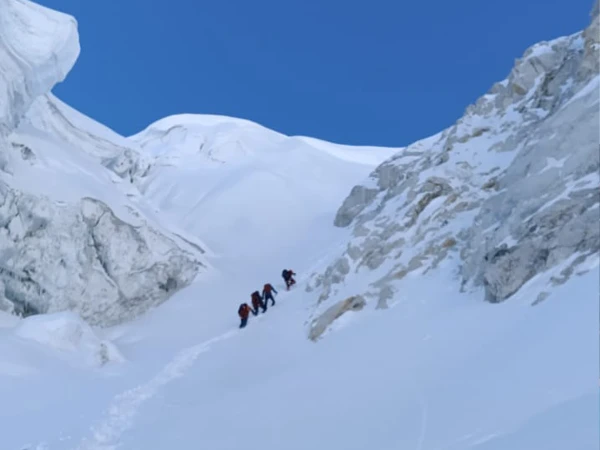  Eak Climbing Larkya 1