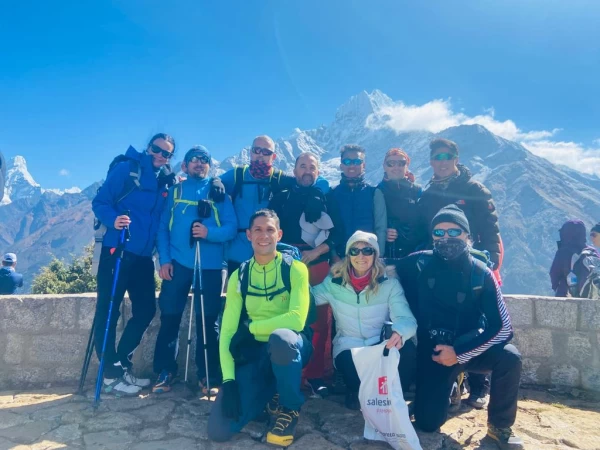 group-photo-everest